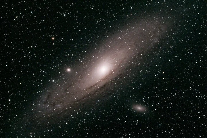 Langzeitbelichtetes Foto der Andromeda-Galaxie zwischen dichten Sternen